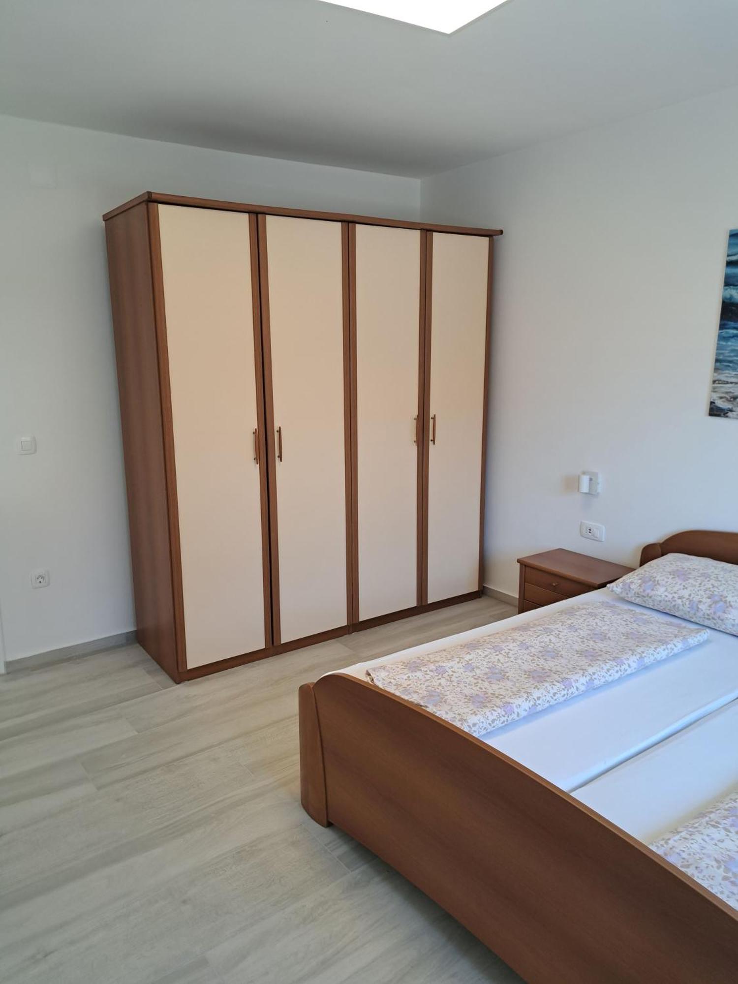 Apartmani Totic Malinska Buitenkant foto