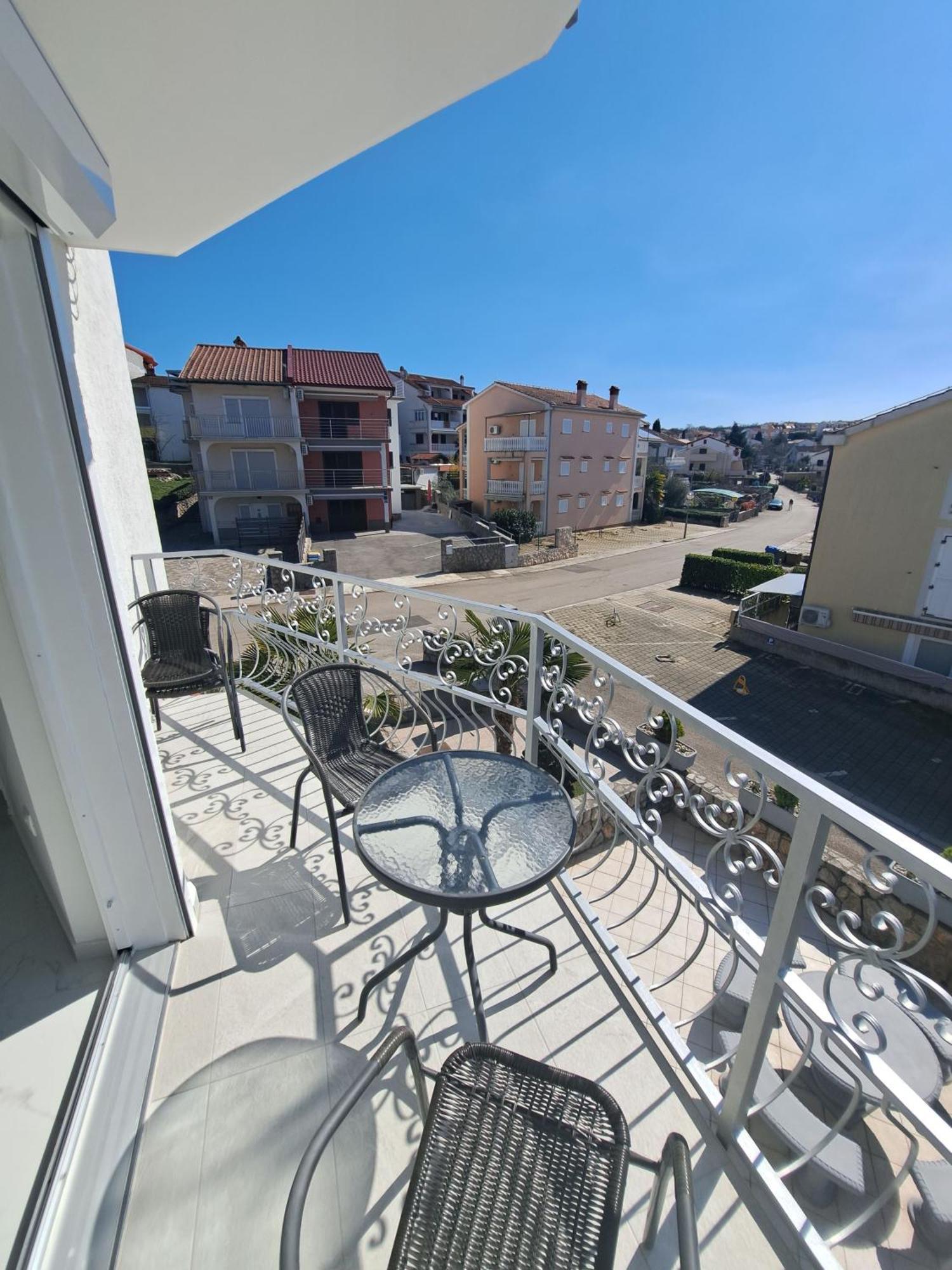 Apartmani Totic Malinska Buitenkant foto